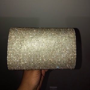 Nice cute clutch. Hand held. no string !